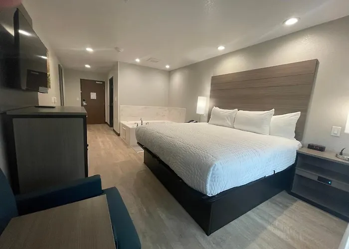 Clarion Pointe Worth East - Arlington Hotel