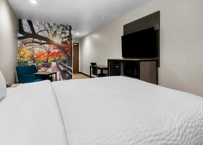 Hotel Clarion Pointe Worth East - Arlington 4*