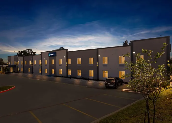 Clarion Pointe Worth East - Arlington Hotel