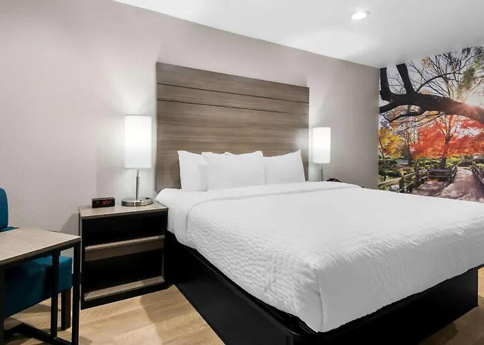 Hotel Clarion Pointe Worth East - Arlington 4*