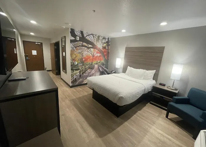 Clarion Pointe Worth East - Arlington Hotel