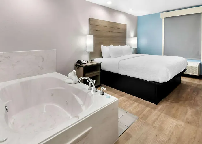 Hotel Clarion Pointe Worth East - Arlington 4*