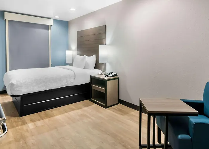 Clarion Pointe Worth East - Arlington 4*