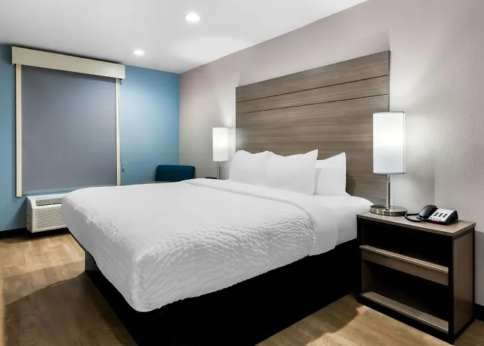 Clarion Pointe Worth East - Arlington 4*