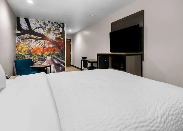 Hotel Clarion Pointe Worth East - Arlington