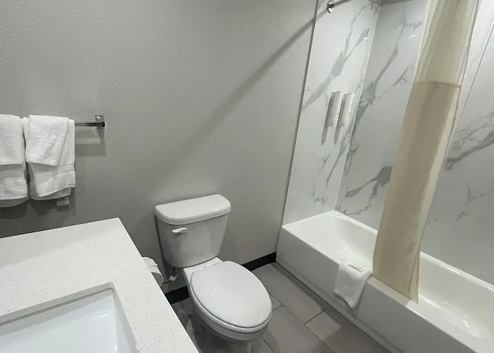 Hotel Clarion Pointe Worth East - Arlington 4*