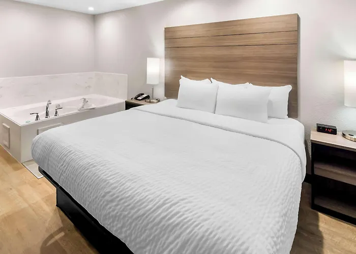 Hotel Clarion Pointe Worth East - Arlington 4*